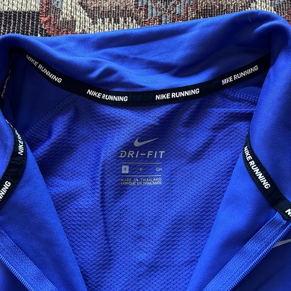 Nike woman’s long sleeve running shirt. - Picture 5 of 6